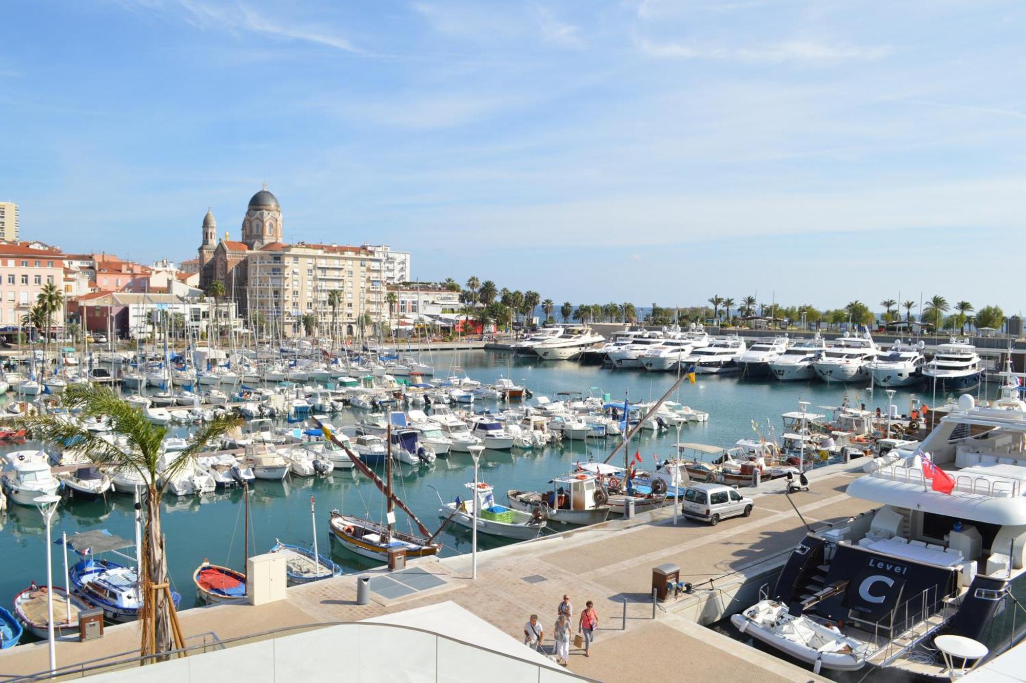 Appartement Plage, 30 Metres De La Plage, Wifi, A Pieds ! Fréjus